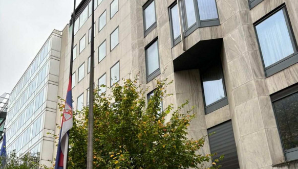 Ambasada Srbije zastava na pola koplja Ambasada Srbije zastava na pola koplja