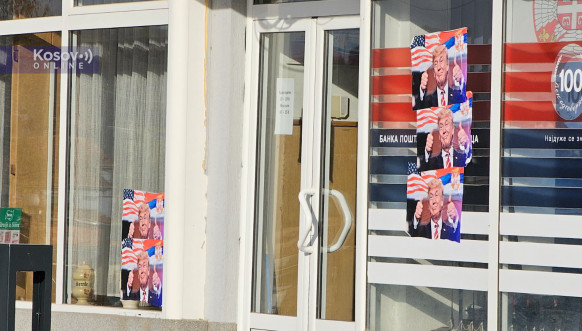 Plakati Donalda Trampa u Leposaviću
