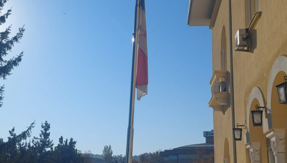 Ambasada Srbije zastava na pola koplja Ambasada Srbije zastava na pola koplja