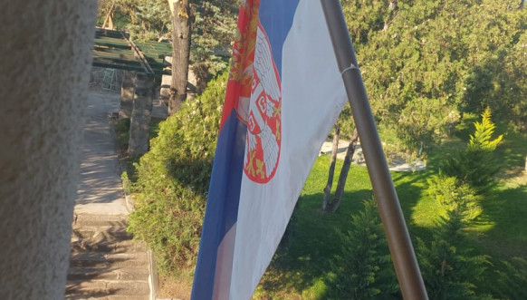 Ambasada Srbije zastava na pola koplja Ambasada Srbije zastava na pola koplja