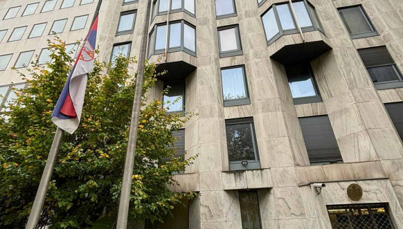 Ambasada Srbije zastava na pola koplja Ambasada Srbije zastava na pola koplja