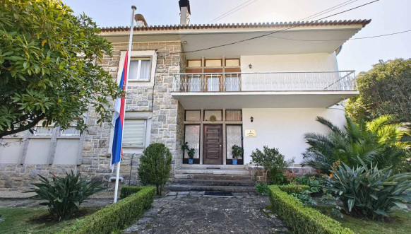 Ambasada Srbije zastava na pola koplja Ambasada Srbije zastava na pola koplja