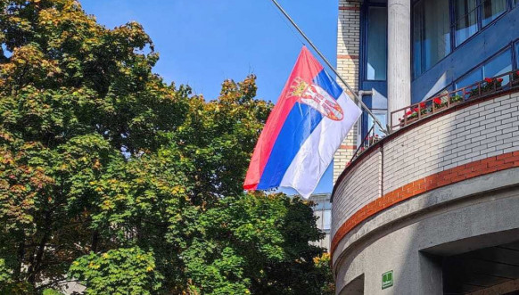 Ambasada Srbije zastava na pola koplja Ambasada Srbije zastava na pola koplja