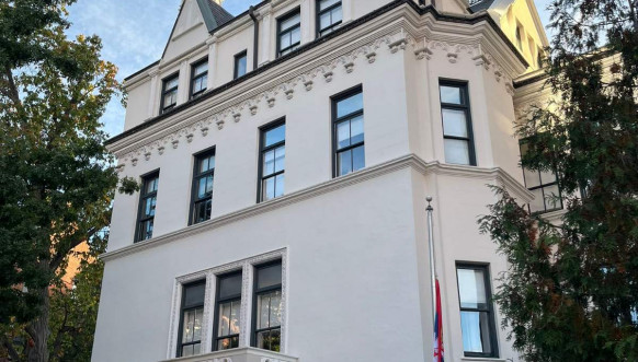 Ambasada Srbije zastava na pola koplja Ambasada Srbije zastava na pola koplja