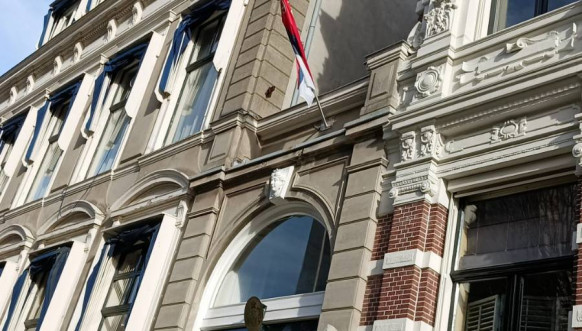 Ambasada Srbije zastava na pola koplja Ambasada Srbije zastava na pola koplja