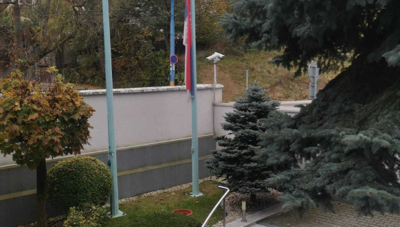 Ambasada Srbije zastava na pola koplja Ambasada Srbije zastava na pola koplja