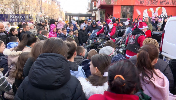Članovi Moto-kluba Gazimestan podelili deci novogodišnje paketiće