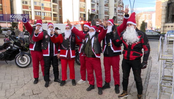 Članovi Moto-kluba Gazimestan podelili deci novogodišnje paketiće