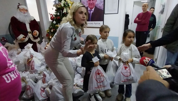 Odbor za pomoć KiM dodela paketića