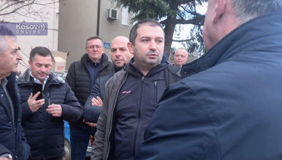 Dušan Milanović sa svojom porodicom nakon pritvora Dušan Milanović sa svojom porodicom nakon pritvora