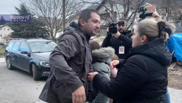 Dušan Milanović sa svojom porodicom nakon pritvora Dušan Milanović sa svojom porodicom nakon pritvora