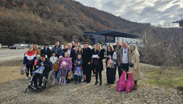 Arlov na Jarinju uručio stipendije i paketiće srpskoj deci sa Kosova