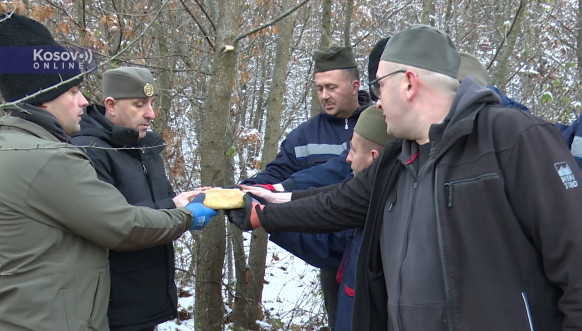 Zaposleni u JKSP Zvečan pripremili badnjake za crkvu i opštinske institucije Zaposleni u JKSP Zvečan pripremili badnjake za crkvu i opštinske institucije