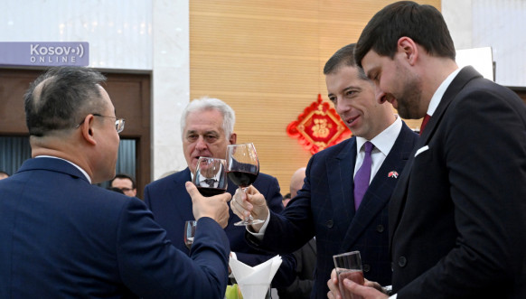 Marko Đurić, Li Ming, Toma Nikolić nazdravljaju
