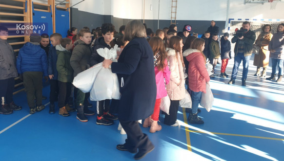 Paketići za decu u Kosovskoj Kamenici 
