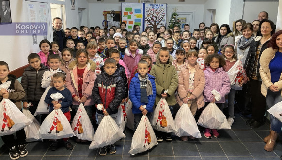 Paketići za decu u Kosovskoj Kamenici 