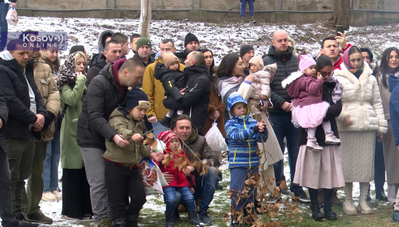 Paljenje badnjaka u Južnoj Mitrovici