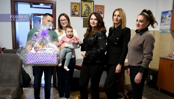 Predstavnice SL uručile poklon porodici Ćurčić Predstavnice SL uručile poklon porodici Ćurčić