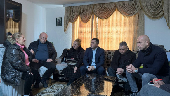 Todić i Simić obišli pripadnike romske zajednice u selu Kamen 