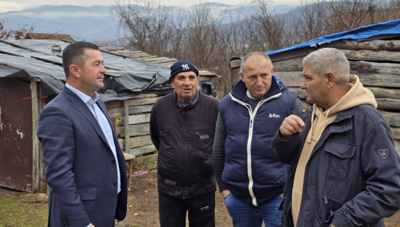Todić i Simić obišli pripadnike romske zajednice u selu Kamen 