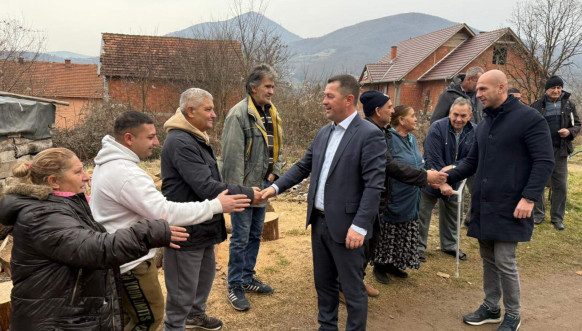 Todić i Simić obišli pripadnike romske zajednice u selu Kamen 