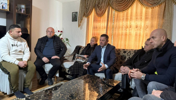 Todić i Simić obišli pripadnike romske zajednice u selu Kamen 