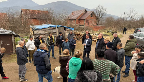 Todić i Simić obišli pripadnike romske zajednice u selu Kamen 