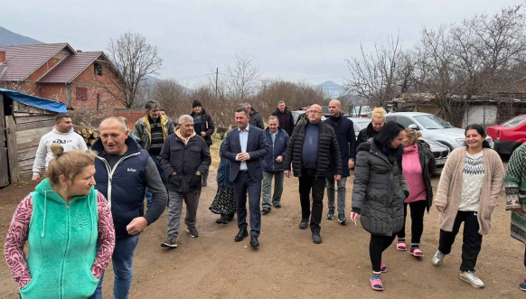 Todić i Simić obišli pripadnike romske zajednice u selu Kamen 