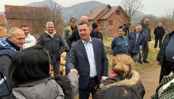 Todić i Simić obišli pripadnike romske zajednice u selu Kamen 