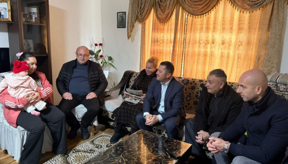 Todić i Simić obišli pripadnike romske zajednice u selu Kamen 