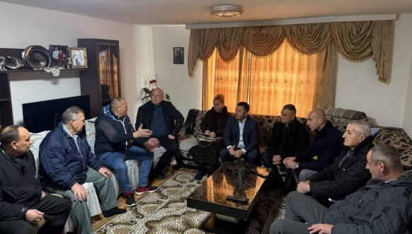 Todić i Simić obišli pripadnike romske zajednice u selu Kamen 