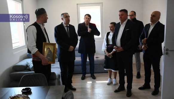Srpska lista uručila ključeve od doma u Žitkovcu Srpska lista uručila ključeve od doma u Žitkovcu