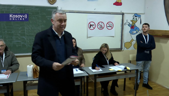 Predsednik Srpske liste Zlatan Elek na glasanju