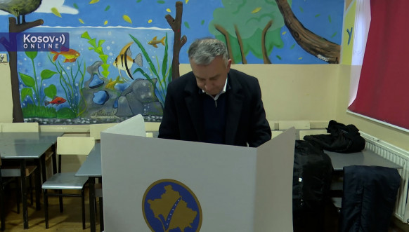 Predsednik Srpske liste Zlatan Elek na glasanju