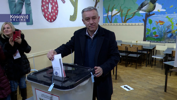 Predsednik Srpske liste Zlatan Elek na glasanju