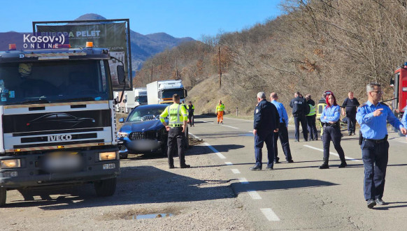 Saobraćajna nezgoda kod Leška, na licu mesta ekipe Kosovske policije i vatrogasci Saobraćajna nezgoda kod Leška, na licu mesta ekipe Kosovske policije i vatrogasci