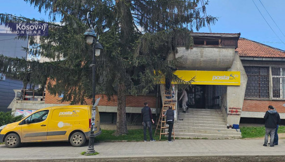 Postavlja se tabla Pošte Kosova u Leposaviću