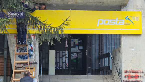 Postavlja se tabla Pošte Kosova u Leposaviću