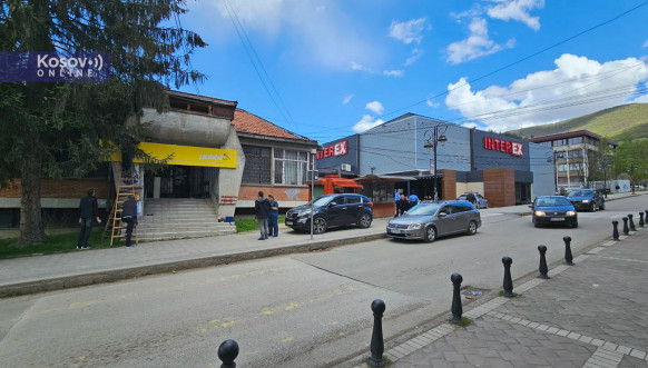 Postavlja se tabla Pošte Kosova u Leposaviću