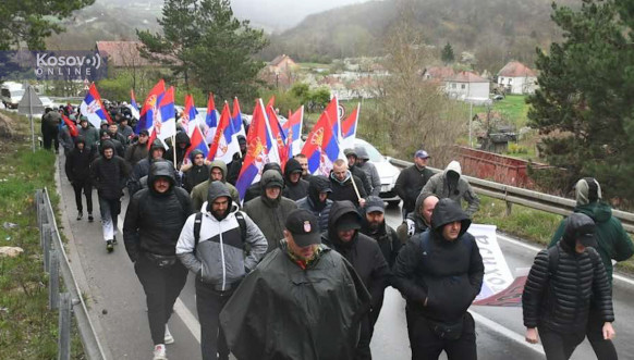 Srbi pešaka ka Beogradu