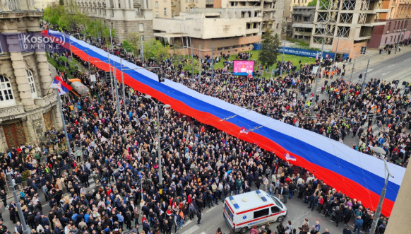 Srbi sa KiM u Beogradu, srpska zastava