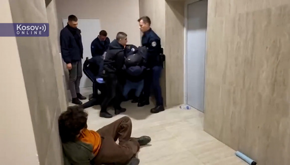 Protest i hapšenje aktivista koji su blokirali Kancelariju za energetiku u Prištini