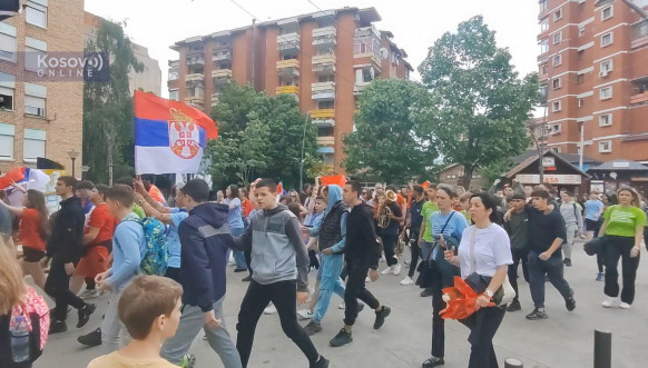 Maturanti tehničkih škola iz Severne Mitrovice i Zvečana proslavili poslednji dan nastave Maturanti tehničkih škola iz Severne Mitrovice i Zvečana proslavili poslednji dan nastave