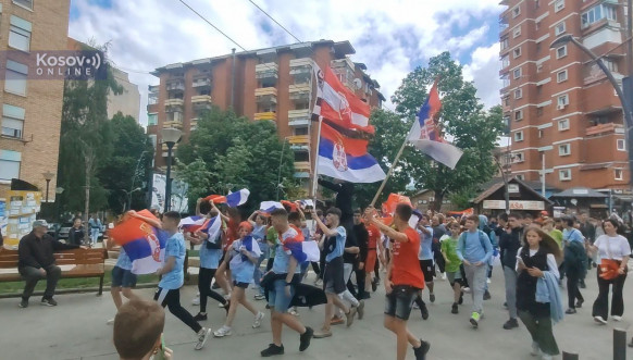 Maturanti tehničkih škola iz Severne Mitrovice i Zvečana proslavili poslednji dan nastave Maturanti tehničkih škola iz Severne Mitrovice i Zvečana proslavili poslednji dan nastave