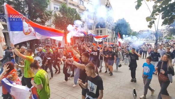Maturanti tehničkih škola iz Severne Mitrovice i Zvečana proslavili poslednji dan nastave Maturanti tehničkih škola iz Severne Mitrovice i Zvečana proslavili poslednji dan nastave