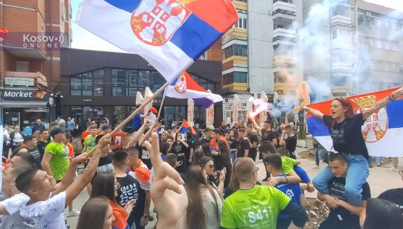 Maturanti tehničkih škola iz Severne Mitrovice i Zvečana proslavili poslednji dan nastave Maturanti tehničkih škola iz Severne Mitrovice i Zvečana proslavili poslednji dan nastave
