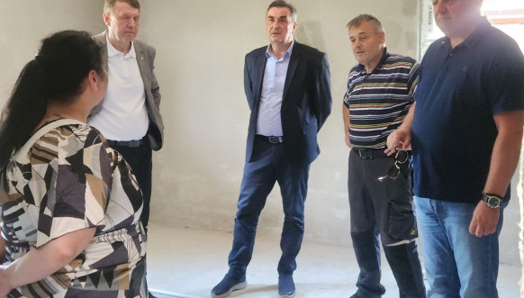 Tajić obišao porodice u Zvečanu koje su dobile nove kuće
