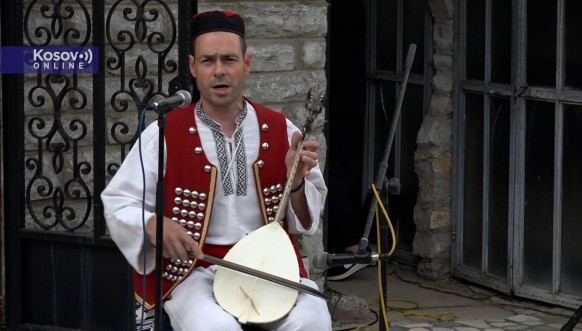 Pred crkvom u Babinom Mostu pesnici kazivali svoje stihove Pred crkvom u Babinom Mostu pesnici kazivali svoje stihove