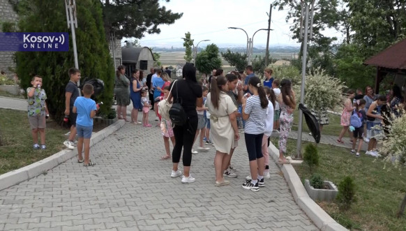 Pred crkvom u Babinom Mostu pesnici kazivali svoje stihove Pred crkvom u Babinom Mostu pesnici kazivali svoje stihove