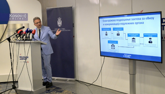 Đurić i Jovanović dočekali prve putnike sa e-vizama